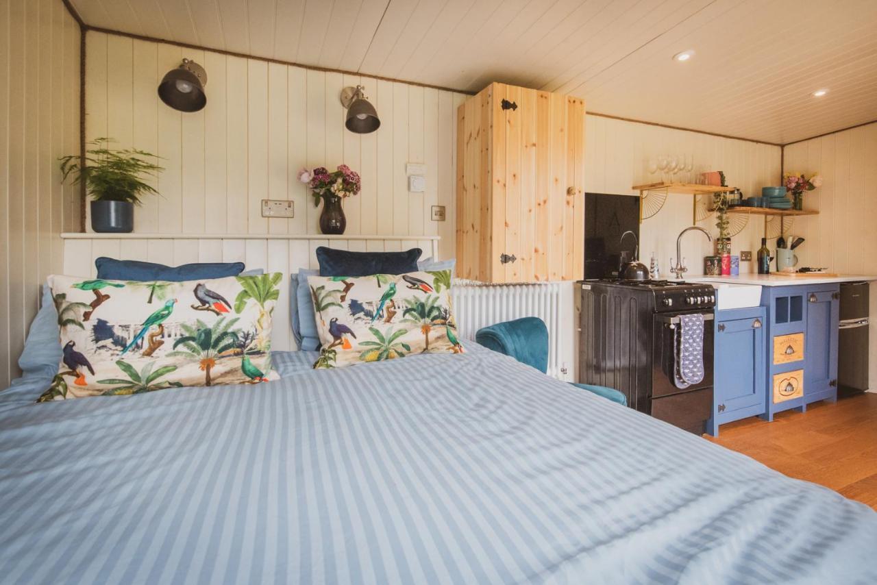 Hidden Wood Glamping And The Hideaway Cabin Warminster Exterior photo