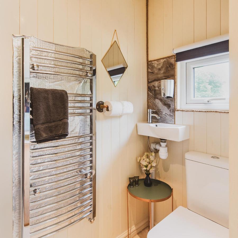 Hidden Wood Glamping And The Hideaway Cabin Warminster Exterior photo